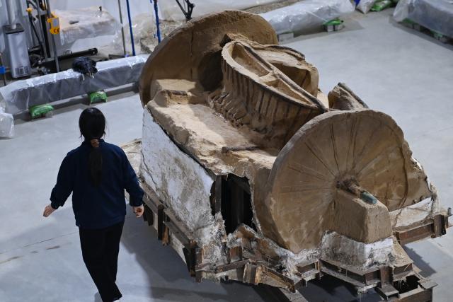 (251217) -- XI'AN, Dec. 17, 2025 (Xinhua) -- A double-shaft chariot unearthed from the Zhaigou site is pictured at a laboratory of the Shaanxi Academy of Archaeology in Xi'an, northwest China's Shaanxi Province, Dec. 12, 2025. The Zhaigou site, a settlement site dating back to about 3,200 years ago, was listed as one of the major field archaeological discoveries during the sixth Shanghai Archaeology Forum (SAF2025) in east China's Shanghai on Tuesday. (Xinhua/Li Yibo)