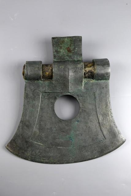 (251217) -- XI'AN, Dec. 17, 2025 (Xinhua) -- This photo taken on Dec. 8, 2025 shows a bronze yue axe unearthed from the Zhaigou site in Qingjian County, northwest China's Shaanxi Province. The Zhaigou site, a settlement site dating back to about 3,200 years ago, was listed as one of the major field archaeological discoveries during the sixth Shanghai Archaeology Forum (SAF2025) in east China's Shanghai on Tuesday. (Xinhua/Li Yibo)