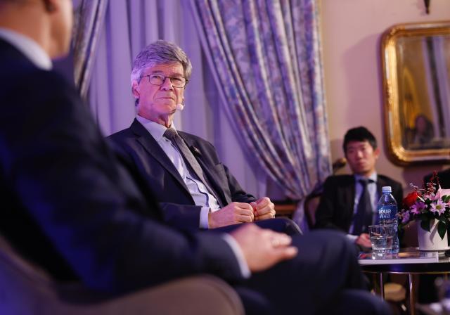 (251217) -- BELGRADE, Dec. 17, 2025 (Xinhua) -- U.S. economist Jeffrey Sachs speaks during a discussion in Belgrade, Serbia, Dec. 16, 2025. The global economy is not a zero-sum game, and China's rise should be viewed as an opportunity rather than a threat, said prominent U.S. economist Jeffrey Sachs on Tuesday.
  TO GO WITH "China's development should be welcomed, not feared: U.S. scholar" (Xinhua)