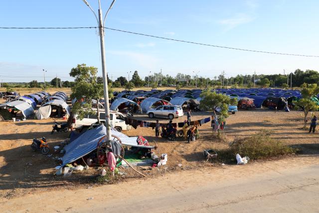 (251217) -- PHNOM PENH, Dec. 17, 2025 (Xinhua) -- This photo taken on Dec. 17, 2025 shows makeshift tents for Cambodian evacuees in Serei Saophoan City, Banteay Meanchey province, Cambodia. Cambodia said on Wednesday that the Thai military forces have continued airstrikes and artillery shelling into Cambodian territory, as the civilian death toll in Cambodia has risen to 17.
   Cambodian Defense Ministry's Undersecretary of State and Spokesperson Lt. Gen. Maly Socheata said since early Wednesday, the Thai forces had used tank-mounted machine guns, bombing drones, artillery and a F-16 fighter jet to attack several positions in Cambodia's Oddar Meanchey, Banteay Meanchey and Pursat provinces. (Photo by Sovannara/Xinhua)