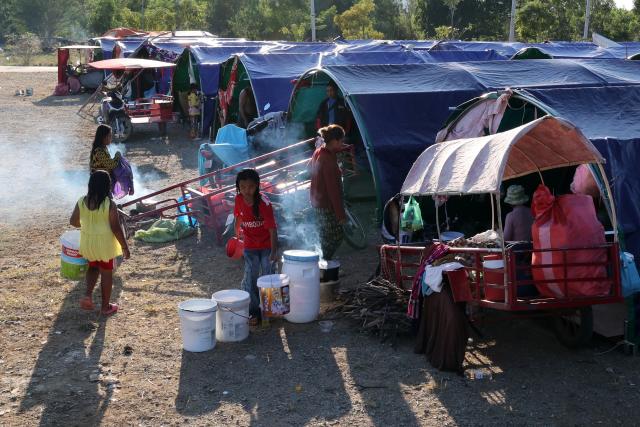 (251217) -- PHNOM PENH, Dec. 17, 2025 (Xinhua) -- Cambodian evacuees live under makeshift tents in Serei Saophoan City, Banteay Meanchey province, Cambodia, Dec. 17, 2025. Cambodia said on Wednesday that the Thai military forces have continued airstrikes and artillery shelling into Cambodian territory, as the civilian death toll in Cambodia has risen to 17.
   Cambodian Defense Ministry's Undersecretary of State and Spokesperson Lt. Gen. Maly Socheata said since early Wednesday, the Thai forces had used tank-mounted machine guns, bombing drones, artillery and a F-16 fighter jet to attack several positions in Cambodia's Oddar Meanchey, Banteay Meanchey and Pursat provinces. (Photo by Sovannara/Xinhua)
