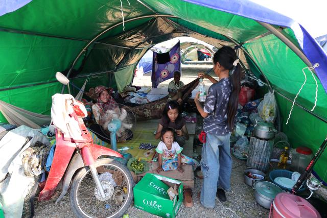 (251217) -- PHNOM PENH, Dec. 17, 2025 (Xinhua) -- Cambodian evacuees live under makeshift tents in Serei Saophoan City, Banteay Meanchey province, Cambodia, Dec. 17, 2025. Cambodia said on Wednesday that the Thai military forces have continued airstrikes and artillery shelling into Cambodian territory, as the civilian death toll in Cambodia has risen to 17.
   Cambodian Defense Ministry's Undersecretary of State and Spokesperson Lt. Gen. Maly Socheata said since early Wednesday, the Thai forces had used tank-mounted machine guns, bombing drones, artillery and a F-16 fighter jet to attack several positions in Cambodia's Oddar Meanchey, Banteay Meanchey and Pursat provinces. (Photo by Sovannara/Xinhua)