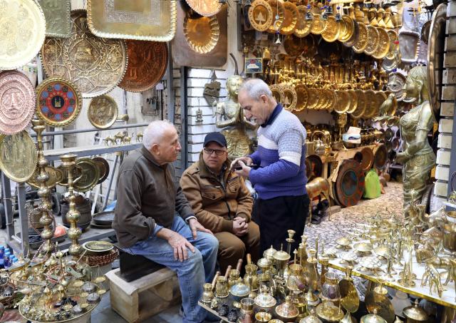 (251217) -- BAGHDAD, Dec. 17, 2025 (Xinhua) -- Photo taken on Dec.17, 2025 shows a shop that sells copper artifacts in Safafeer copper market in Baghdad, Iraq. (Xinhua/Khalil Dawood)
