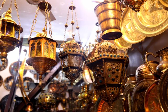 (251217) -- BAGHDAD, Dec. 17, 2025 (Xinhua) -- Photo taken on Dec.17, 2025 shows a shop that sells copper artifacts in Safafeer copper market in Baghdad, Iraq. (Xinhua/Khalil Dawood)