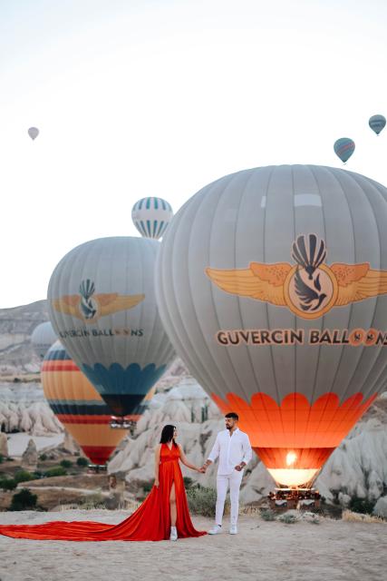 (251217) -- CAPPADOCIA, Dec. 17, 2025 (Xinhua) -- A couple poses for a photo during a destination wedding in Cappadocia, Türkiye, Dec. 13, 2025. TO GO WITH "Roundup: Foreign wedding travelers help boost Turkish economy" (Mustafa Kaya/Handout via Xinhua)