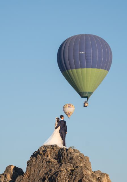 (251217) -- CAPPADOCIA, Dec. 17, 2025 (Xinhua) -- A couple poses for a photo during a destination wedding in Cappadocia, Türkiye, Dec. 13, 2025. TO GO WITH "Roundup: Foreign wedding travelers help boost Turkish economy" (Mustafa Kaya/Handout via Xinhua)