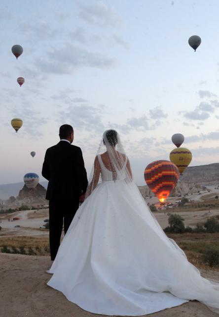 (251217) -- CAPPADOCIA, Dec. 17, 2025 (Xinhua) -- A couple poses for a photo during a destination wedding in Cappadocia, Türkiye, Dec. 13, 2025. TO GO WITH "Roundup: Foreign wedding travelers help boost Turkish economy" (Mustafa Kaya/Handout via Xinhua)