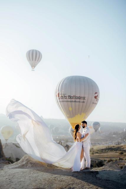 (251217) -- CAPPADOCIA, Dec. 17, 2025 (Xinhua) -- A couple poses for a photo during a destination wedding in Cappadocia, Türkiye, Dec. 13, 2025. TO GO WITH "Roundup: Foreign wedding travelers help boost Turkish economy" (Mustafa Kaya/Handout via Xinhua)