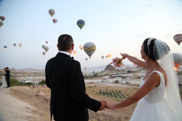 (251217) -- CAPPADOCIA, Dec. 17, 2025 (Xinhua) -- A couple poses for a photo during a destination wedding in Cappadocia, Türkiye, Dec. 13, 2025. TO GO WITH "Roundup: Foreign wedding travelers help boost Turkish economy" (Mustafa Kaya/Handout via Xinhua)