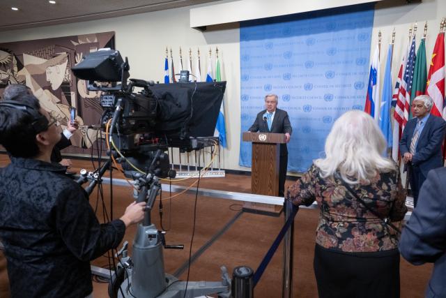 (251217) -- UNITED NATIONS, Dec. 17, 2025 (Xinhua) -- UN Secretary-General Antonio Guterres (at podium) speaks at a press encounter at the UN headquarters in New York, Dec. 17, 2025. Guterres on Wednesday condemned the continued arbitrary detention of UN personnel by the Houthis in Yemen. (Eskinder Debebe/UN Photo/Handout via Xinhua)