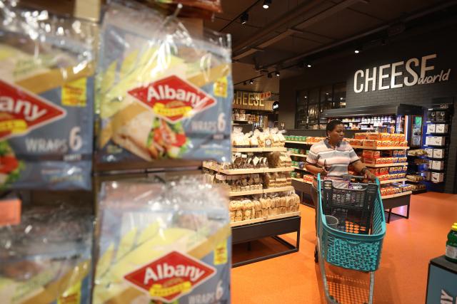 (251217) -- JOHANNESBURG, Dec. 17, 2025 (Xinhua) -- A customer shops for groceries at a supermarket in Johannesburg, South Africa, Dec. 17, 2025. South Africa's consumer inflation eased slightly to 3.5 percent in November from 3.6 percent in October, data from Statistics South Africa (Stats SA) showed Wednesday. (Xinhua/Chen Wei)