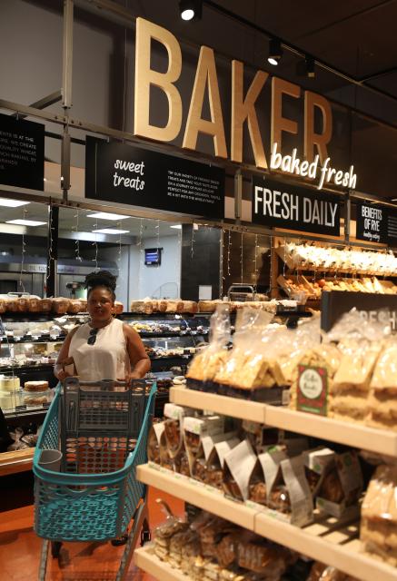 (251217) -- JOHANNESBURG, Dec. 17, 2025 (Xinhua) -- A customer shops for groceries at a supermarket in Johannesburg, South Africa, Dec. 17, 2025. South Africa's consumer inflation eased slightly to 3.5 percent in November from 3.6 percent in October, data from Statistics South Africa (Stats SA) showed Wednesday. (Xinhua/Chen Wei)