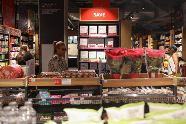 (251217) -- JOHANNESBURG, Dec. 17, 2025 (Xinhua) -- Customers select products at a supermarket in Johannesburg, South Africa, Dec. 17, 2025. South Africa's consumer inflation eased slightly to 3.5 percent in November from 3.6 percent in October, data from Statistics South Africa (Stats SA) showed Wednesday. (Xinhua/Chen Wei)