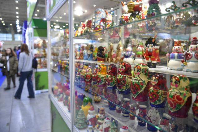 (251217) -- MOSCOW, Dec. 17, 2025 (Xinhua)-- Exhibits are on display at the "Ladya" exhibition and fair of Russian folk arts and crafts in Moscow, Russia, Dec. 17, 2025. The exhibition is held from December 17-21 this year. (Photo by Alexander Zemlianichenko Jr/Xinhua)