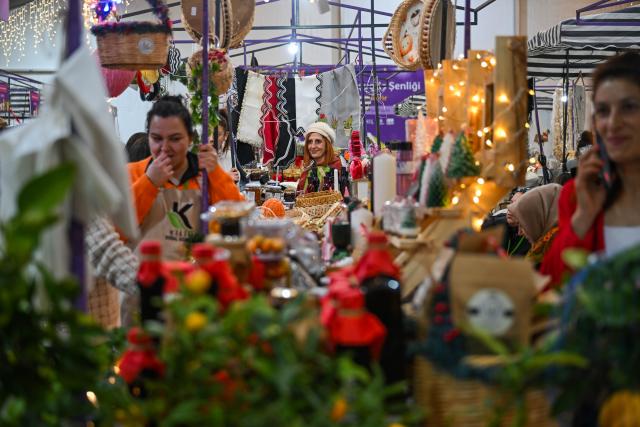 (251217) -- ISTANBUL, Dec. 17, 2025 (Xinhua) -- A New Year Shopping Festival is held at the Clock Tower Square of Galataport in Istanbul, Türkiye, Dec. 17, 2025. As the New Year approaches, tents have been set up at Clock Tower Square in Galataport for a New Year Shopping Festival, offering a variety of festive-themed goods. (Xinhua/Liu Lei)