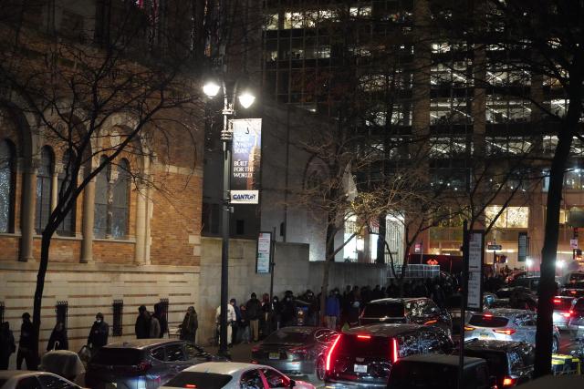 (251218) -- NEW YORK, Dec. 18, 2025 (Xinhua) -- People line up to get free meals at a shelter in New York City, the United States, Dec. 17, 2025. (Xinhua/Zhang Fengguo)