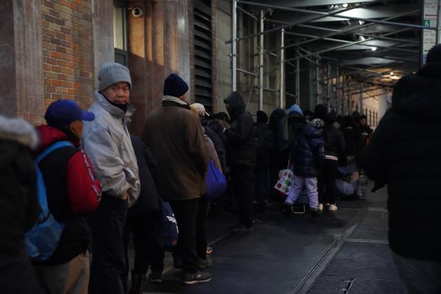 (251218) -- NEW YORK, Dec. 18, 2025 (Xinhua) -- People line up to get free meals at a shelter in New York City, the United States, Dec. 17, 2025. (Xinhua/Zhang Fengguo)