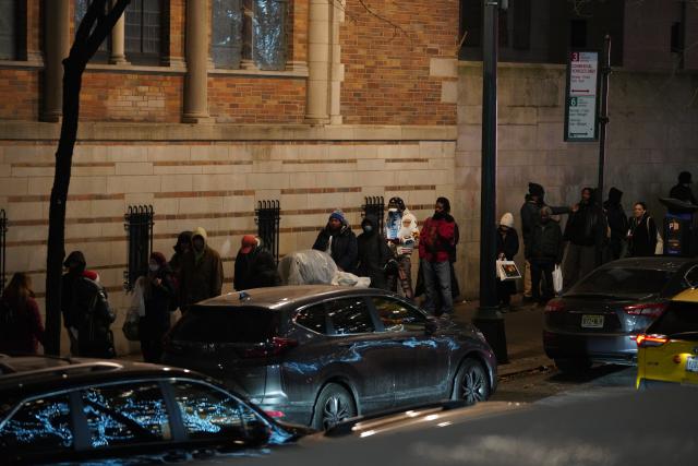(251218) -- NEW YORK, Dec. 18, 2025 (Xinhua) -- People line up to get free meals at a shelter in New York City, the United States, Dec. 17, 2025. (Xinhua/Zhang Fengguo)