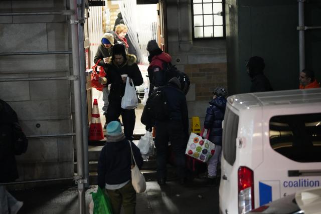 (251218) -- NEW YORK, Dec. 18, 2025 (Xinhua) -- People step out a shelter with free meals in New York City, the United States, Dec. 17, 2025. (Xinhua/Zhang Fengguo)