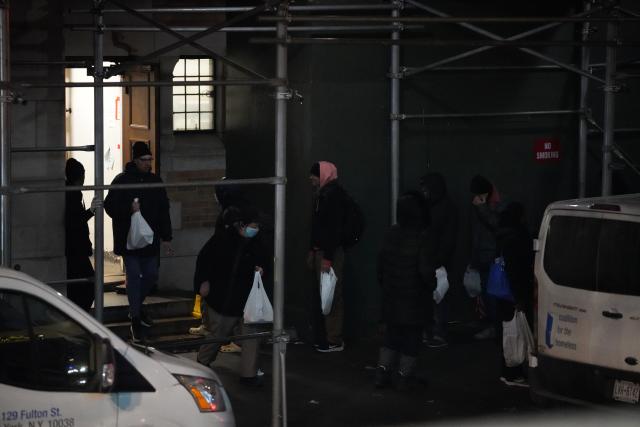 (251218) -- NEW YORK, Dec. 18, 2025 (Xinhua) -- People step out a shelter with free meals in New York City, the United States, Dec. 17, 2025. (Xinhua/Zhang Fengguo)