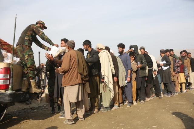(251218) -- TORKHAM, Dec. 18, 2025 (Xinhua) -- Afghan returnees receive food at a temporary camp at the Torkham border crossing, Afghanistan, Dec. 16, 2025. As the world marks International Migrants Day on Thursday, the unfolding narrative in Afghanistan is one of resilience and uncertainty.
  The forced return of thousands from neighboring countries is reshaping lives: many families are coming back to a homeland they barely know, striving to rebuild amid fragile security and limited support. (Photo by Saifurahman Safi/Xinhua)