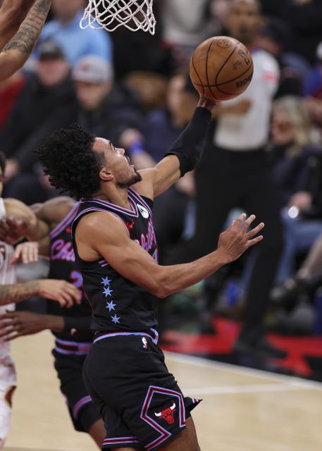 (251218) -- CHICAGO, Dec. 18, 2025 (Xinhua) -- Chicago Bulls' Tre Jones drives to the basket during the 2025-2026 NBA regular season match between Chicago Bulls and Cleveland Cavaliers in Chicago, the United States, on Dec. 17, 2025. (Photo by Joel Lerner/Xinhua)