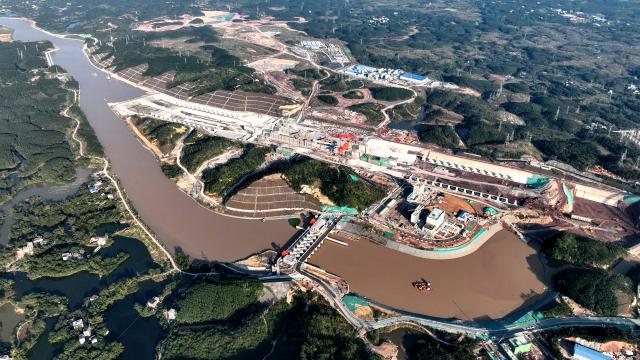 (251218) -- QINZHOU, Dec. 18, 2025 (Xinhua) -- An aerial drone photo shows the construction site of the Qingnian hub on the Pinglu Canal in Qinzhou, south China's Guangxi Zhuang Autonomous Region, Dec. 17, 2025.
  Three years on, the construction of the Pinglu Canal as a core component of the New International Land-Sea Trade Corridor has shown remarkable progress.
   Upon completion, the 134.2-km canal would wind its way across Nanning and Qinzhou of Guangxi until it reaches the Beibu Gulf. It is expected to serve as an artery for river-sea inter-modal transportation in the southwestern part of the country. (Xinhua/Zhang Ailin)