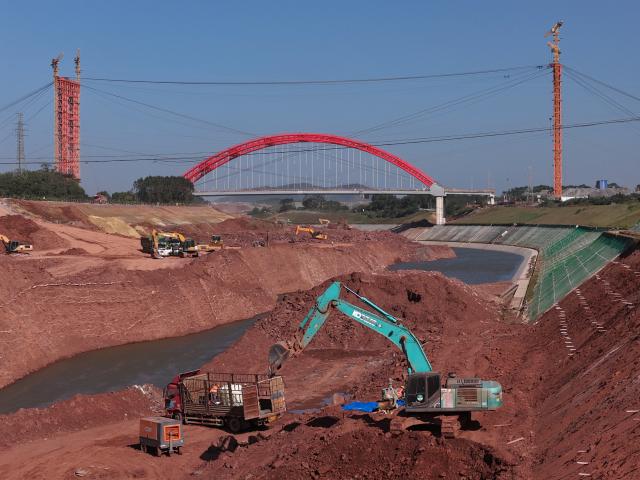 (251218) -- QINZHOU, Dec. 18, 2025 (Xinhua) -- A drone photo shows the construction site of the Pinglu Canal in Qinzhou, south China's Guangxi Zhuang Autonomous Region, Nov. 12, 2025.
  Three years on, the construction of the Pinglu Canal as a core component of the New International Land-Sea Trade Corridor has shown remarkable progress.
   Upon completion, the 134.2-km canal would wind its way across Nanning and Qinzhou of Guangxi until it reaches the Beibu Gulf. It is expected to serve as an artery for river-sea inter-modal transportation in the southwestern part of the country. (Xinhua/Zhou Hua)