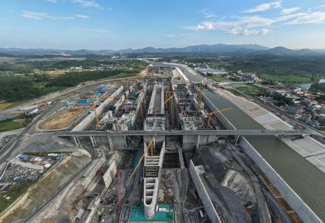 (251218) -- QINZHOU, Dec. 18, 2025 (Xinhua) -- An aerial drone photo shows the construction site of the Qishi hub on the Pinglu Canal in Qinzhou, south China's Guangxi Zhuang Autonomous Region, Nov. 12, 2025.
  Three years on, the construction of the Pinglu Canal as a core component of the New International Land-Sea Trade Corridor has shown remarkable progress.
   Upon completion, the 134.2-km canal would wind its way across Nanning and Qinzhou of Guangxi until it reaches the Beibu Gulf. It is expected to serve as an artery for river-sea inter-modal transportation in the southwestern part of the country. (Xinhua/Zhou Hua)