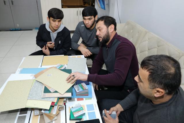 (251218) -- GUANGYUAN, Dec. 18, 2025 (Xinhua) -- Jamshid Tashpulatov (2nd R), owner of a building supplies store, and his colleagues check roll flooring samples from Guangyuan of southwest China's Sichuan Province, in Tashkent, Uzbekistan, Dec. 12, 2025. The home furnishing industry of Guangyuan stands out for its high quality, and its roll flooring products sell well across China and overseas.  
  In Tashkent, the capital of Uzbekistan, a building supplies store that sells flooring products from Guangyuan is doing brisk business. Jamshid Tashpulatov, the owner of the store, hopes to cooperate with more Chinese companies as the business keeps growing.
  Historically a key stop connecting China with other countries, Guangyuan is now emerging as a new landmark for western China's opening up. (Photo by Zafar Khalilov/Xinhua)