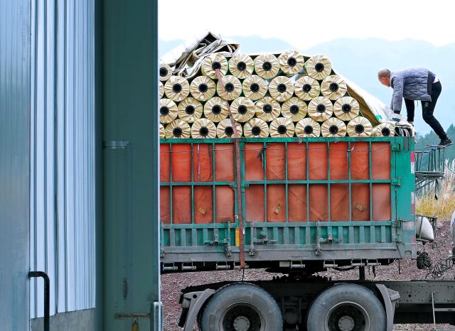 (251218) -- GUANGYUAN, Dec. 18, 2025 (Xinhua) -- A worker works at a roll flooring manufacturing workshop in Guangyuan, southwest China's Sichuan Province, Dec. 12, 2025. The home furnishing industry of Guangyuan stands out for its high quality, and its roll flooring products sell well across China and overseas.  
  In Tashkent, the capital of Uzbekistan, a building supplies store that sells flooring products from Guangyuan is doing brisk business. Jamshid Tashpulatov, the owner of the store, hopes to cooperate with more Chinese companies as the business keeps growing.
  Historically a key stop connecting China with other countries, Guangyuan is now emerging as a new landmark for western China's opening up. (Xinhua/Gao Wei)