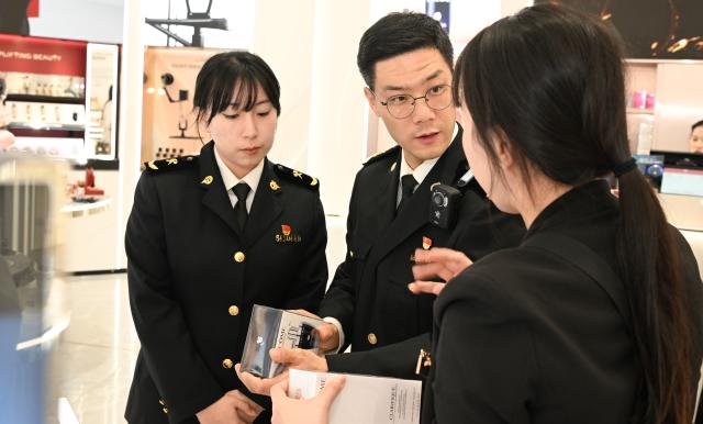 (251218) -- HAIKOU, Dec. 18, 2025 (Xinhua) -- Customs officers perform in-shop checks at Haikou International Duty Free Shopping Complex in Haikou, south China's Hainan Province, Dec. 18, 2025. China on Thursday launched island-wide special customs operations in the Hainan Free Trade Port (FTP). (Xinhua/Yang Guanyu)