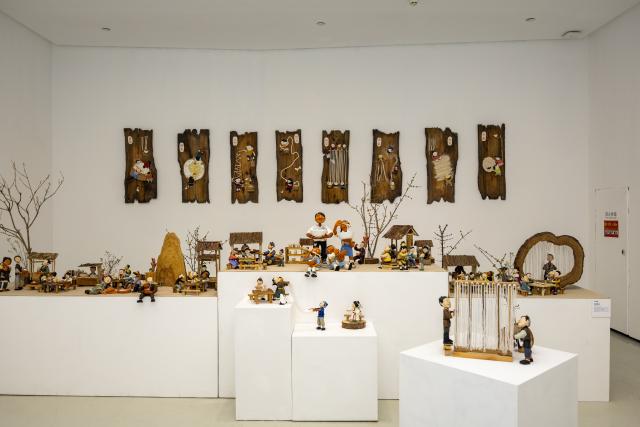 (251218) -- CHONGQING, Dec. 18, 2025 (Xinhua) -- Artworks are pictured at an exhibition of children's arts at Sichuan Fine Arts Institute in southwest China's Chongqing, Dec. 18, 2025. This international exhibition of children's arts as part of the 4th China-Europe Humanities and Arts Education Forum opened here on Thursday, featuring 360 artworks by artists aged 3 to 18 from 25 countries. (Xinhua/Huang Wei)