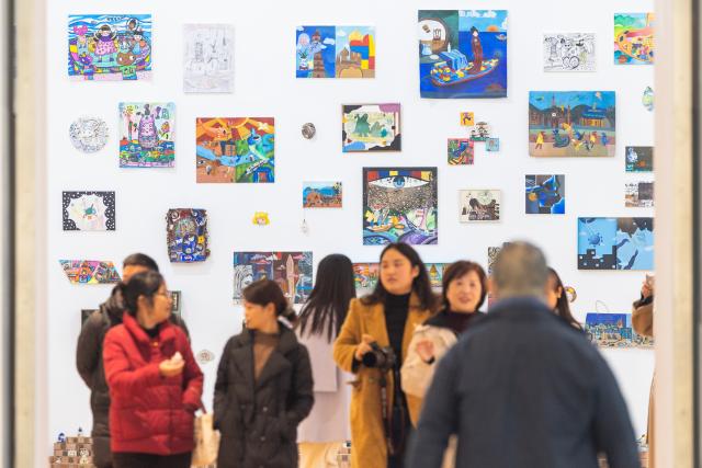 (251218) -- CHONGQING, Dec. 18, 2025 (Xinhua) -- Visitors are seen at an exhibition of children's arts at Sichuan Fine Arts Institute in southwest China's Chongqing, Dec. 18, 2025. This international exhibition of children's arts as part of the 4th China-Europe Humanities and Arts Education Forum opened here on Thursday, featuring 360 artworks by artists aged 3 to 18 from 25 countries. (Xinhua/Huang Wei)