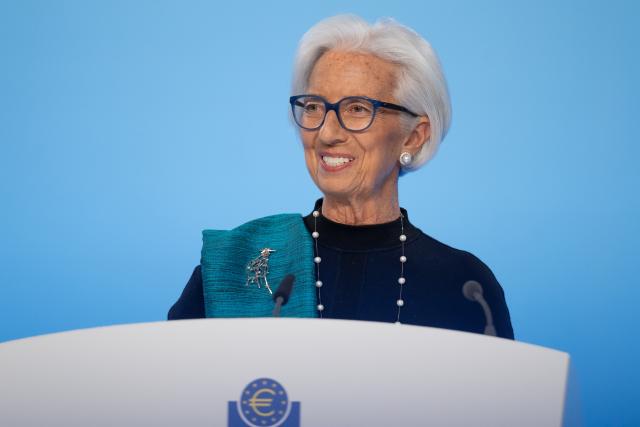 (251218) -- FRANKFURT, Dec. 18, 2025 (Xinhua) -- European Central Bank (ECB) President Christine Lagarde attends a press conference at the ECB headquarters in Frankfurt, Germany, Dec. 18, 2025. The ECB on Thursday announced that it would keep key interest rates unchanged amid tentative signs of economic stabilization in the eurozone.
   The central bank staff reconfirmed in the latest edition of their forecast that inflation will swing around two percent from 2025 to 2028, with headline average inflation estimated at 2.1 percent in 2025, 1.9 percent in 2026, 1.8 percent in 2027, and 2.0 percent in 2028. (ECB/Handout via Xinhua)