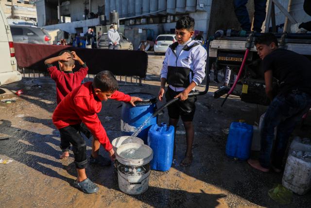 (251218) -- GAZA CITY, Dec. 18, 2025 (Xinhua) -- Palestinian children fetch water from a truck in Gaza City, Dec. 18, 2025. (Photo by Rizek Abdeljawad/Xinhua)