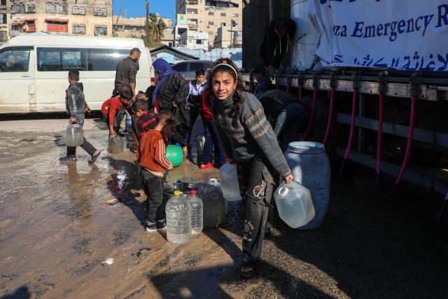 (251218) -- GAZA CITY, Dec. 18, 2025 (Xinhua) -- Palestinian children fetch water from a truck in Gaza City, Dec. 18, 2025. (Photo by Rizek Abdeljawad/Xinhua)