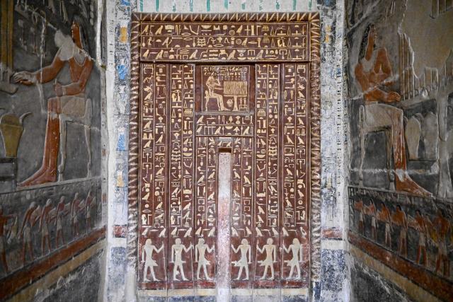 (251218) -- SAQQARA, Dec. 18, 2025 (Xinhua) -- Photo taken on Dec. 18, 2025 shows colored relief paintings inside a tomb in the Saqqara necropolis, Giza, Egypt. (Xinhua/Xin Mengchen)