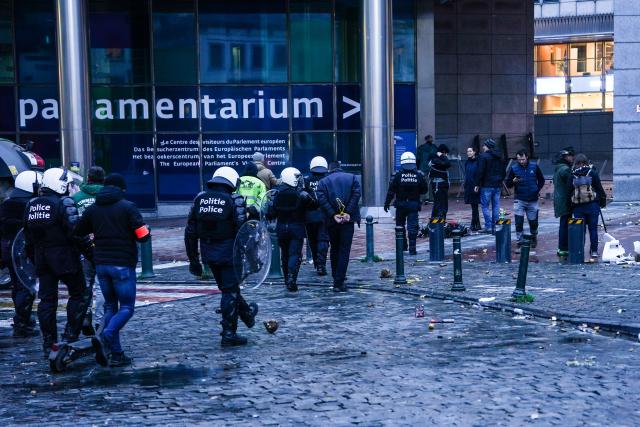 (251218) -- BRUSSELS, Dec. 18, 2025 (Xinhua) -- Police arrest demonstrators during a farmers' protest in Brussels, Belgium, Dec. 18, 2025. Thousands of farmers from across Europe rallied near the European Parliament and the Europa Building in Brussels on Thursday as European Union (EU) leaders convened for a summit, with a long-negotiated trade deal with the South American bloc Mercosur on the agenda. (Xinhua/Peng Ziyang)