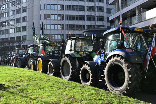 (251218) -- BRUSSELS, Dec. 18, 2025 (Xinhua) -- Tractors block a street during a farmers' protest near the Europa Building in Brussels, Belgium, Dec. 18, 2025. Thousands of farmers from across Europe rallied near the European Parliament and the Europa Building in Brussels on Thursday as European Union (EU) leaders convened for a summit, with a long-negotiated trade deal with the South American bloc Mercosur on the agenda. (Xinhua/Lyu You)