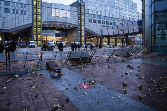(251218) -- BRUSSELS, Dec. 18, 2025 (Xinhua) -- This photo taken on Dec. 18, 2025 shows the view outside the European Parliament during a farmers' protest in Brussels, Belgium. Thousands of farmers from across Europe rallied near the European Parliament and the Europa Building in Brussels on Thursday as European Union (EU) leaders convened for a summit, with a long-negotiated trade deal with the South American bloc Mercosur on the agenda. (Xinhua/Peng Ziyang)