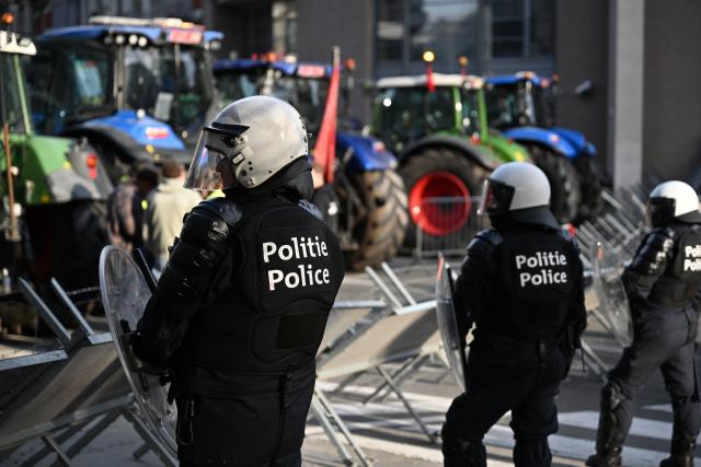 (251218) -- BRUSSELS, Dec. 18, 2025 (Xinhua) -- Police officers secure a road as farmers park tractors during a protest near the Europa Building in Brussels, Belgium, Dec. 18, 2025. Thousands of farmers from across Europe rallied near the European Parliament and the Europa Building in Brussels on Thursday as European Union (EU) leaders convened for a summit, with a long-negotiated trade deal with the South American bloc Mercosur on the agenda. (Xinhua/Lyu You)