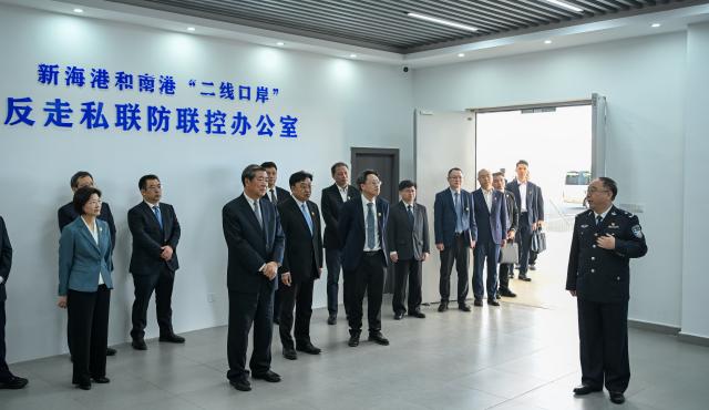 (251219) -- HAIKOU, Dec. 19, 2025 (Xinhua) -- Chinese Vice Premier He Lifeng, also a member of the Political Bureau of the Communist Party of China (CPC) Central Committee, inspects an anti-smuggling joint prevention and control office of "second line" customs ports in Haikou, south China's Hainan Province, Dec. 18, 2025.
  He attended and addressed the launch ceremony of island-wide special customs operations in the Hainan Free Trade Port (FTP), in Haikou on Thursday. (Xinhua/Yang Guanyu)