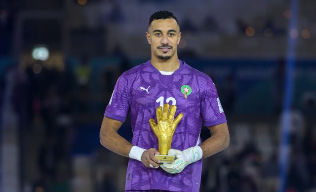 (251219) -- LUSAIL, Dec. 19, 2025 (Xinhua) -- El Mehdi Benabid of Morocco poses with the Golden Glove Award after the FIFA Arab Cup 2025 final match between Jordan and Morocco at Lusail Stadium in Lusail, Qatar, on Dec. 18, 2025. (Photo by Nikku/Xinhua)