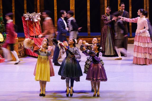(251219) -- MEXICO CITY, Dec. 19, 2025 (Xinhua) -- Dancers of the National Dance Company of Mexico perform "The Nutcracker" at the National Auditorium in Mexico City, Mexico, Dec. 18, 2025. (Xinhua/Francisco Canedo)