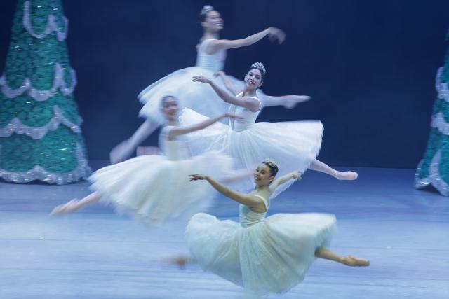 (251219) -- MEXICO CITY, Dec. 19, 2025 (Xinhua) -- Dancers of the National Dance Company of Mexico perform "The Nutcracker" at the National Auditorium in Mexico City, Mexico, Dec. 18, 2025. (Xinhua/Francisco Canedo)