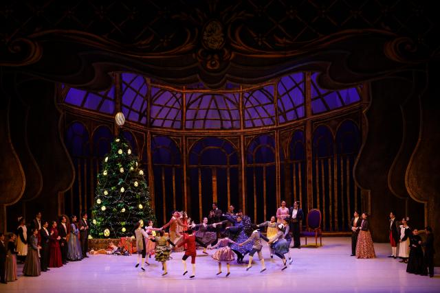 (251219) -- MEXICO CITY, Dec. 19, 2025 (Xinhua) -- Dancers of the National Dance Company of Mexico perform "The Nutcracker" at the National Auditorium in Mexico City, Mexico, Dec. 18, 2025. (Xinhua/Francisco Canedo)