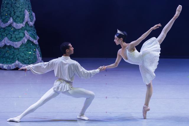 (251219) -- MEXICO CITY, Dec. 19, 2025 (Xinhua) -- Dancers of the National Dance Company of Mexico perform "The Nutcracker" at the National Auditorium in Mexico City, Mexico, Dec. 18, 2025. (Xinhua/Francisco Canedo)