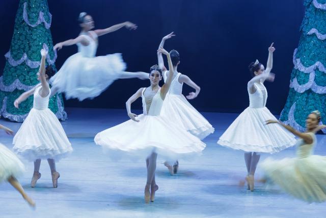 (251219) -- MEXICO CITY, Dec. 19, 2025 (Xinhua) -- Dancers of the National Dance Company of Mexico perform "The Nutcracker" at the National Auditorium in Mexico City, Mexico, Dec. 18, 2025. (Xinhua/Francisco Canedo)