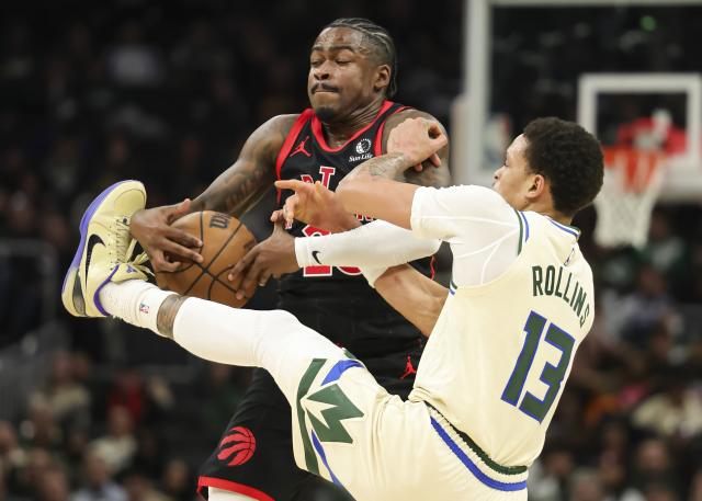 (251219) -- MILWAUKEE, Dec. 19, 2025 (Xinhua) -- Toronto Raptors' Jamal Shead (L) vies with Milwaukee Bucks' Ryan Rollins during the 2025-2026 NBA regular season game between Milwaukee Bucks and Toronto Raptors in Milwaukee, the United States, on Dec. 18, 2025. (Photo by Joel Lerner/Xinhua)